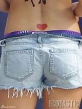 组图：乔安娜-克鲁帕深V秀半球 性感妖娆显丰腴