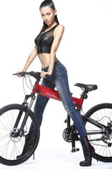 组图：张蓝心皮裤比基尼写真性感摩登酷味足