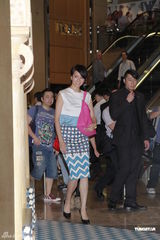 组图：梁咏琪出席品牌活动 与老公重游求婚地