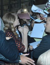 组图：《魔女嘉莉》记者会 科洛波点裙复古迷人