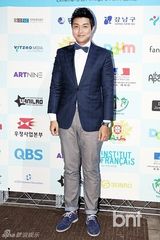 组图：金赛纶出席首尔国际微电影节骨瘦如柴