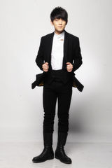 组图：陈翔为杂志拍写真 变粉嫩萌男乖巧可爱