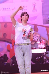 组图：李克勤郑欣宜开唱 鼓励年青人追梦