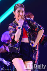 组图：4minute回归突袭游乐园 泫雅短裤秀翘臀