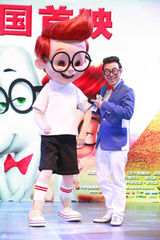 组图：《天才眼镜狗》首映 黄渤穿梭时空卖丝袜