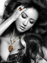 组图：张歆艺黑白复古大片尽展野性美