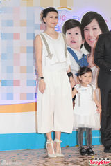 组图：孙燕姿产后捞金白衣裤裙保养得宜