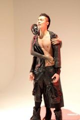 高清图：周柏豪为MV变黑人 被女模摸匀全身