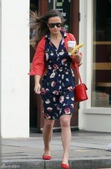 组图：王妃之妹皮帕穿红外套手握香蕉出街