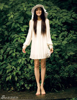 组图：秦岚全新写真拥抱大自然 展现清新美态