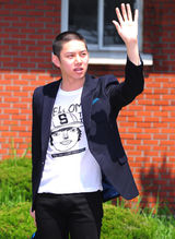 组图：Super Junior希澈入伍 各国粉丝举横幅相送