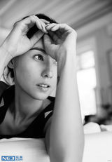 组图：张柏芝素颜拍大片 变身文艺音乐女青年