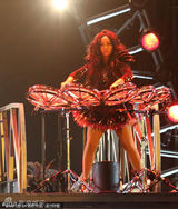 组图：张惠妹台北连唱两天吸2千万 超短裙难掩肉腿