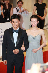 组图：吴奇隆2012年曾亲昵牵手刘诗诗眼神温柔