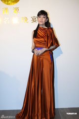 组图：周慧敏优雅亮相名流晚宴 穿长裙隐约秀美腿