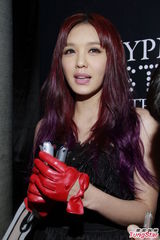 组图：胡定欣红唇出席活动 曝胡杏儿不乏追求者