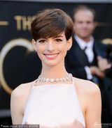 组图：安妮-海瑟薇粉色露背裙 玉肌美艳诱人