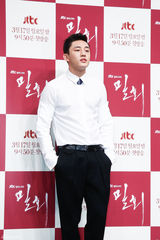 独家高清：金喜爱刘亚仁《密会》发布深情对视