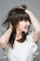 组图：程媛媛拍青春写真活泼可爱