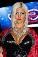 组图：女星爆乳装助阵德国情色作品展