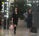 组图：杨钰莹独自现身机场 墨镜遮面裙装亮相