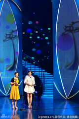 组图：郑晓龙获白玉兰最佳导演孙俪代领