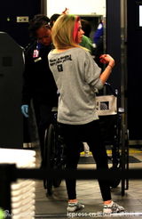 组图：朋克小天后艾薇儿与男友车中你侬我侬 