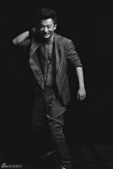 组图：黄轩黑白大片真空上阵 雅痞小生初长成