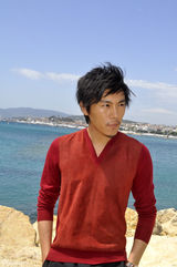 组图：秦昊戛纳海边写真 帅气逼人显型男本色