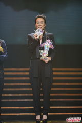 组图：李宇春榜中榜揽3奖 蔡依林险走光
