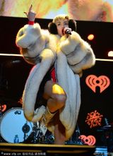 组图：麦莉土豪大衣戏矮人 穿高叉裤自摸热舞