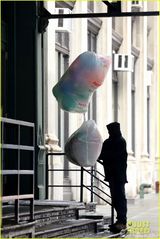 组图：米兰达陪子过三岁生日 弗林戴考拉帽萌呆