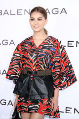 组图：范玮琪时尚范儿站台 昆凌打扮密实不敢露