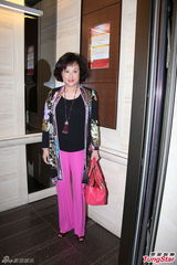 组图：赌王何鸿燊抱恙入院三太探望