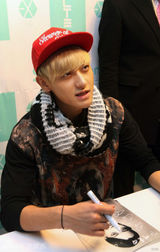 高清组图：EXO亮相粉丝见面会献花样笑容