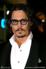 幻灯图：《爱丽丝》英国首映 海瑟薇秀雪白凝肌