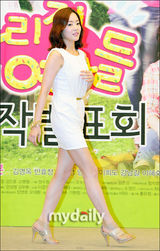 组图：柳素英等出席新剧《我们家的女人》发布会