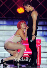 组图：韩星朴振英首尔火辣开唱 与女舞伴大胆表演