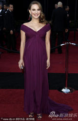 组图：娜塔莉-波特曼优雅亮相红毯 “孕”味十足