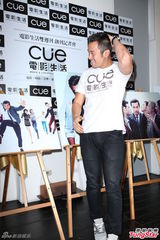 组图：张孝全拍摄杂志封面 白T恤清新十足