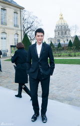 冯绍峰携女友亮相巴黎高订秀 倪妮新片2月开拍