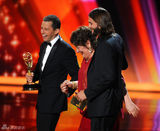 组图：艾美奖现场 阿什顿库彻与克莱尔登台颁奖