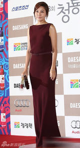 组图：金荷娜枣红长裙亮相 气质出众显名媛风范