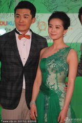 组图：刘诗诗裸肩绿裙亮相白玉兰红毯 青春活泼