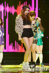 组图：神话新曲夺冠吻奖杯 SHINee钟铉银发回归