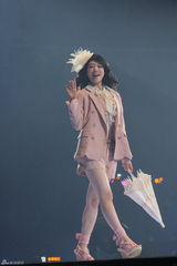 高清组图：韩星朴信惠上海走秀 手举气球可爱俏丽