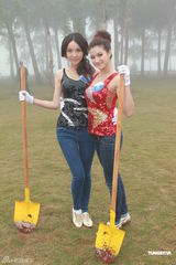 组图：亚姐植树俯身泄春光 争吃木瓜盼身材有料