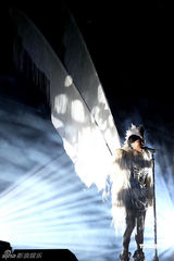 高清：张惠妹北京开唱摇滚范　和观众High足三小时