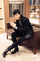 组图：陈晓东曝秋冬写真 气质优雅俊朗帅气