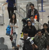 组图：王志文一家度假归来 娇妻曝光身家上亿